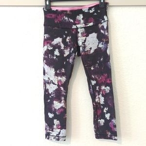 Lululemon Wonder Under Crop leggings Size 6, orchid lavender navy grunge print